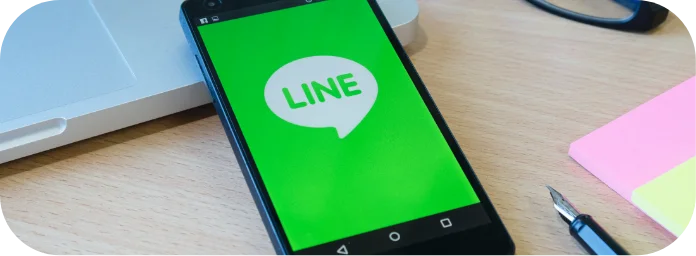 スマートフォンに表示されたLINEアプリ