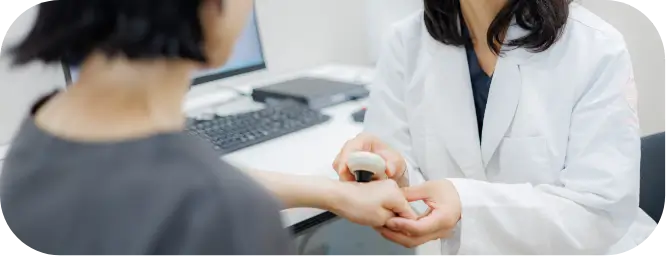 患者に語りかける女性医師