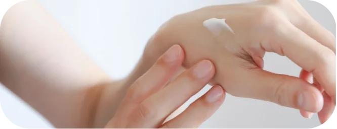 手の甲にクリームを塗るスキンケア