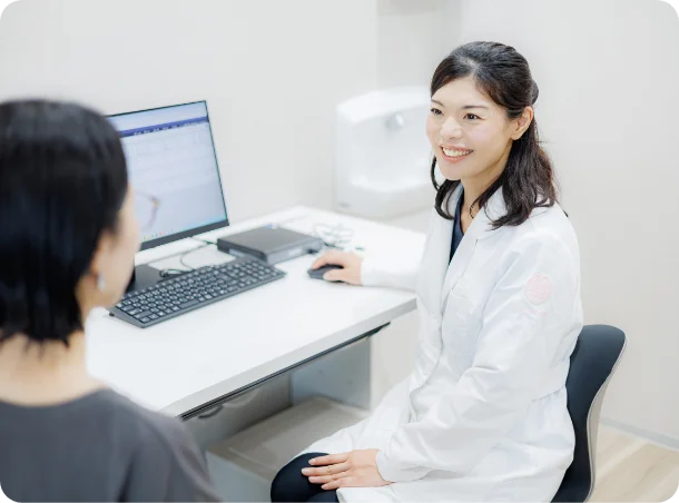 患者に寄り添って説明する女性医師