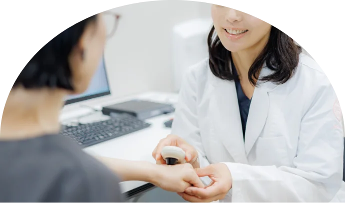 問診内容を丁寧に記録するスタッフの手元